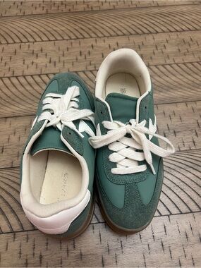 No Boundaries Olive Green Low-Top Sneakers with Cream Interior Size with a wedge